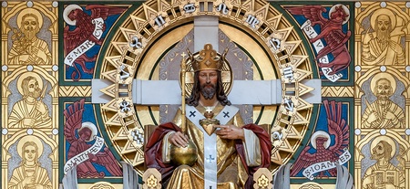 Christus selbst bezeichnet sich in den Evangelien mehrmals als König (Mt 25,31-40, Joh 18, 36-37). Eingeführt wurde das Christkönigsfest 1925 als Antwort auf die antikirchlichen Bewegungen der Zeit. Besondere Bedeutung erlangte es zur zeit des Nation