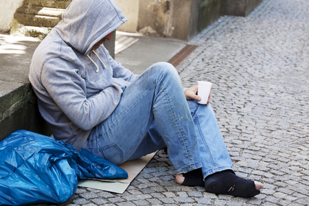 Ein arbeitsloser Bettler ist Obdachlos und hat Hunger