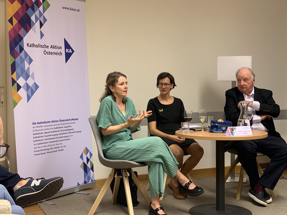 Linda Kreuzer am Wort in der Diskussion mit Katharina Renner und Hans Rauscher